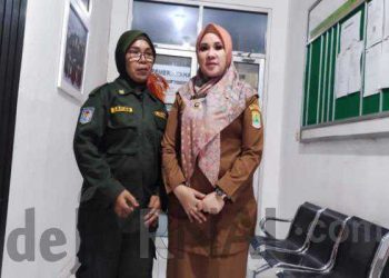 Sariah Juara 2 pembacaan Tri Satya Samapta Bhakti tingkat Kabupaten Karawang beserta Kades Sukaluyu Hj Lina Herlina