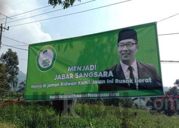 Salah satu spanduk kritikan terkait jalan rusak dibiarkan yang dipasang di Jalan Leles Garut, Senin (19/3/2023).
