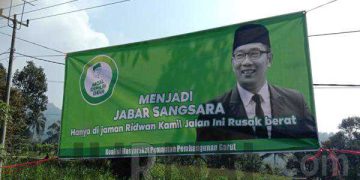 Salah satu spanduk kritikan terkait jalan rusak dibiarkan yang dipasang di Jalan Leles Garut, Senin (19/3/2023).