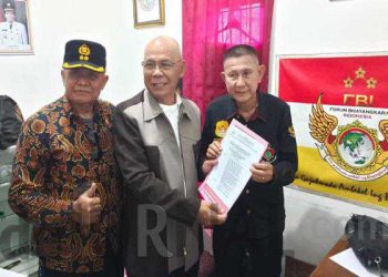 Ketua DPD FBI Jawa Barat, Irjen Pol (Purn) Dr. H.Taufik Nurhidayat, MH (tengah) saat menyerahkan SK Pengurus DPC FBI Kabupaten Indramayu
