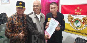 Ketua DPD FBI Jawa Barat, Irjen Pol (Purn) Dr. H.Taufik Nurhidayat, MH (tengah) saat menyerahkan SK Pengurus DPC FBI Kabupaten Indramayu