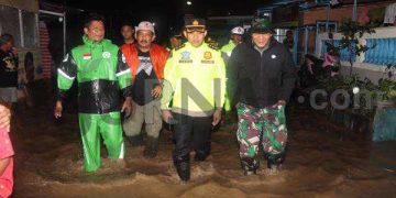 Polisi Bersama Forkopimda Berjibaku Evakuasi Warga Yang Terjebak Banjir