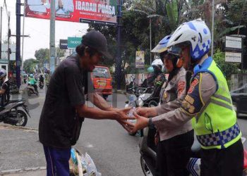 Gunakan Motor Sambil Patroli, Polisi dan Jajaran Bagikan Ratusan Takjil Untuk Berbuka Puasa