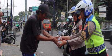 Gunakan Motor Sambil Patroli, Polisi dan Jajaran Bagikan Ratusan Takjil Untuk Berbuka Puasa