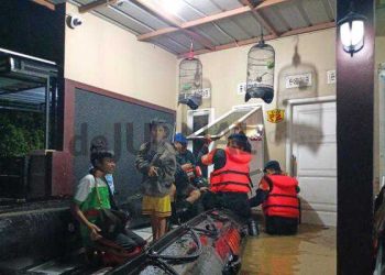 Sat Brimob Polda Jabar Melaksanakan Evakuasi Terhadap Masyarakat Terdampak Banjir