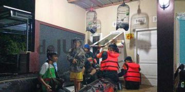 Sat Brimob Polda Jabar Melaksanakan Evakuasi Terhadap Masyarakat Terdampak Banjir