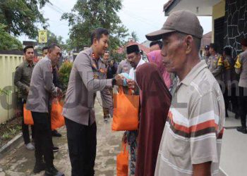 Polisi, Berbagi Kepada Warga Kurang Mampu, Wujud Program Ramadhan Barokah
