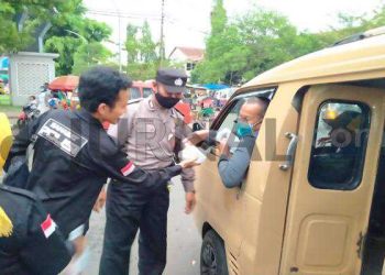 Polisi Bagikan Takjil Gratis Saat Ramadhan