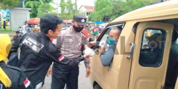 Polisi Bagikan Takjil Gratis Saat Ramadhan