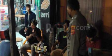 Polisi Berikan Pembinaan dan Penyuluhan Satkamling Terkait Perang Sarung dan Obrog, di Pemukiman Warga