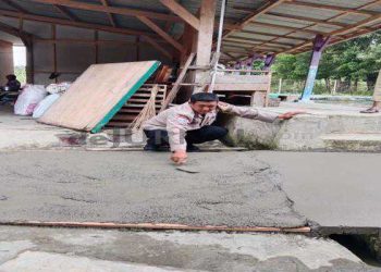 Mantap, Aksi Polisi  Bantu Warga Perbaiki Jalan Gang di Desa Leuwikujang