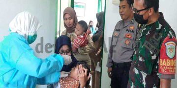 Sinergitas Bhabinkamtibmas dan Babinsa Pantau Imunisasi Polio di Posyandu