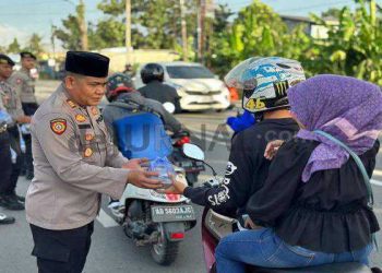 Ramadhan Barokah, Polisi Berbagi Takjil Dengan Warga