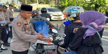 Ramadhan Barokah, Polisi Berbagi Takjil Dengan Warga