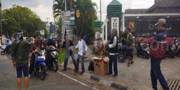 PWI Kabupaten Bandung berbagi takjil. (Sopandi/dejurnal.com).