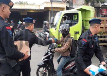 Sat Brimob Polda Jabar  Bagikan Takjil Untuk Masyarakat Yang Melintas di Jalan Raya, Saat Bulan Suci Ramadhan