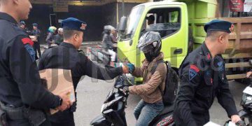 Sat Brimob Polda Jabar  Bagikan Takjil Untuk Masyarakat Yang Melintas di Jalan Raya, Saat Bulan Suci Ramadhan