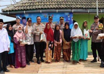 Polres Demak Bagi Sembako Buat Warga Terdampak Abrasi