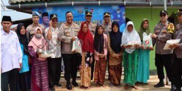Polres Demak Bagi Sembako Buat Warga Terdampak Abrasi