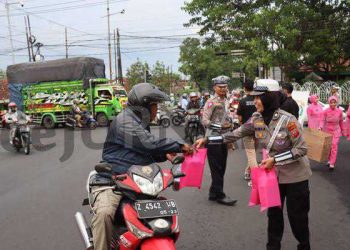 Polisi Bagikan Ratusan Takjil Ke Pengguna Jalan