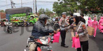 Polisi Bagikan Ratusan Takjil Ke Pengguna Jalan