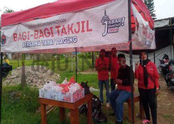Ramadhan Berkah, PAC PDIP Ciparay Bagi – Bagi Takjil di Wilayah Pacet