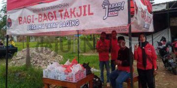 Ramadhan Berkah, PAC PDIP Ciparay Bagi – Bagi Takjil di Wilayah Pacet
