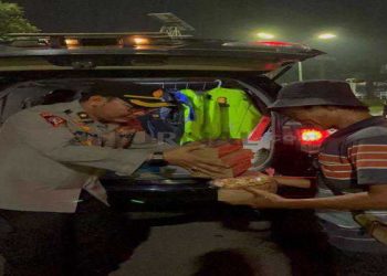 Ramadhan Barokah, Polisi Terjun Langsung Bagi Bagi Menu Makan Sahur