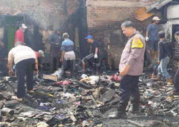 Polisi Bersama Warga Bersihkan Puing-puing Pasca Kebakaran Rumah