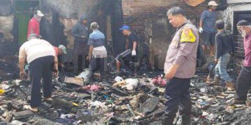 Polisi Bersama Warga Bersihkan Puing-puing Pasca Kebakaran Rumah