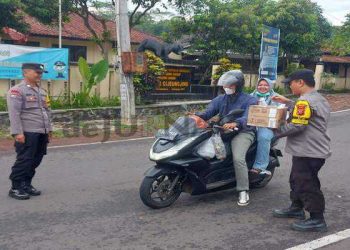 Saling Berbagi, Polisi Gelar Baksos Pembagian Takjil Saat Ramadhan
