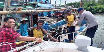 Sasar Masyarakat Pesisir Desa Brondong, Sat Pol Airud Bagikan Sembako