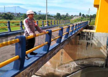 Hujan Deras Mengguyur Kabupaten Garut,  Sat Brimob Polda Jabar Patroli Ke Bendungan
