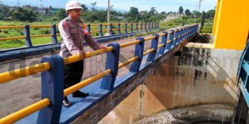 Hujan Deras Mengguyur Kabupaten Garut,  Sat Brimob Polda Jabar Patroli Ke Bendungan
