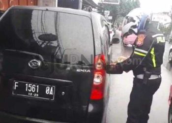 Bantu Pengemudi Kehabisan BBM, Polisi Bawakan Dua Kompan Kecil BBM