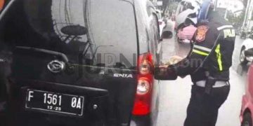 Bantu Pengemudi Kehabisan BBM, Polisi Bawakan Dua Kompan Kecil BBM