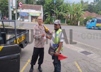 Polisi Bagikan Takjil Ke Pengguna Jalan
