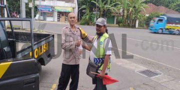 Polisi Bagikan Takjil Ke Pengguna Jalan
