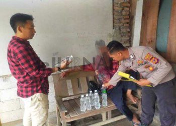 Gelar OPS Pekat, Polisi Amankan Delapan Botol Miras Jenis Ciu