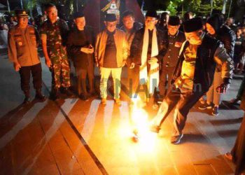 Sepakat ! Olah Raga Sepak Bola Api di Garut Bakal Kembali Dihidupkan