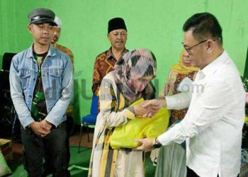 Wakil Ketua Komisi VIII DPR RI Dr. H. TBAce Hasan Syadzily menyerahkan bantuan kepada salah satu dari 200 PPKS. (foto dok HMS WG).