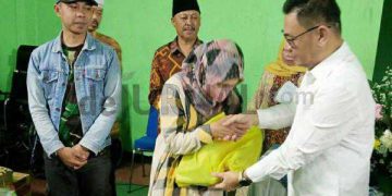 Wakil Ketua Komisi VIII DPR RI Dr. H. TBAce Hasan Syadzily menyerahkan bantuan kepada salah satu dari 200 PPKS. (foto dok HMS WG).