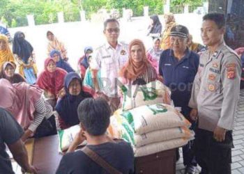 Polisi Monitoring Penyaluran Bantuan Beras Ketahanan Pangan ke 393 KPM di Desa Bantarsari