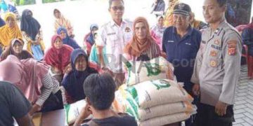 Polisi Monitoring Penyaluran Bantuan Beras Ketahanan Pangan ke 393 KPM di Desa Bantarsari