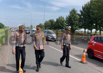 Polisi Cek Arus Lalu Lintas dan Perbaikan Jalan Di KM 152 – 166 Tol Cipali