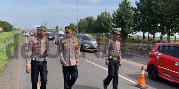 Polisi Cek Arus Lalu Lintas dan Perbaikan Jalan Di KM 152 – 166 Tol Cipali