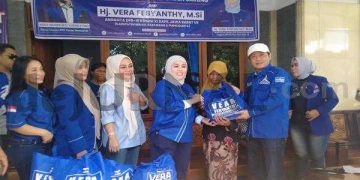 Vera Pebyanthy, Anggota DPR RI Partai Demokrat Bagikan Sembako diPurwakarta