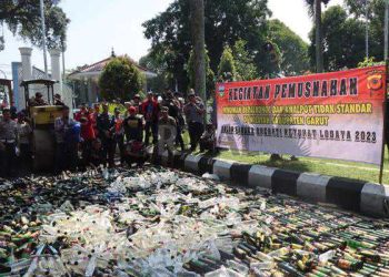 Polisi Hancurkan Ribuan Botol Minuman Keras dan Ratusan Knalpot Brong