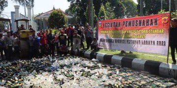 Polisi Hancurkan Ribuan Botol Minuman Keras dan Ratusan Knalpot Brong
