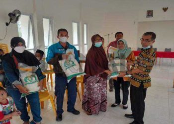 Jelang Lebaran Warga Desa Genuksari Dapat Bantuan Beras 10 Kg